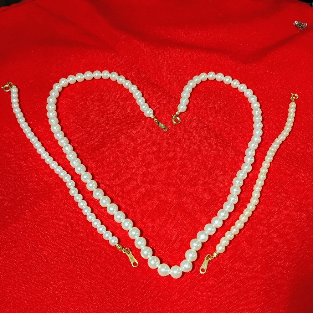 Claire's Vintage Set Faux Pearl Necklace and Two Bracelets. Looks new!